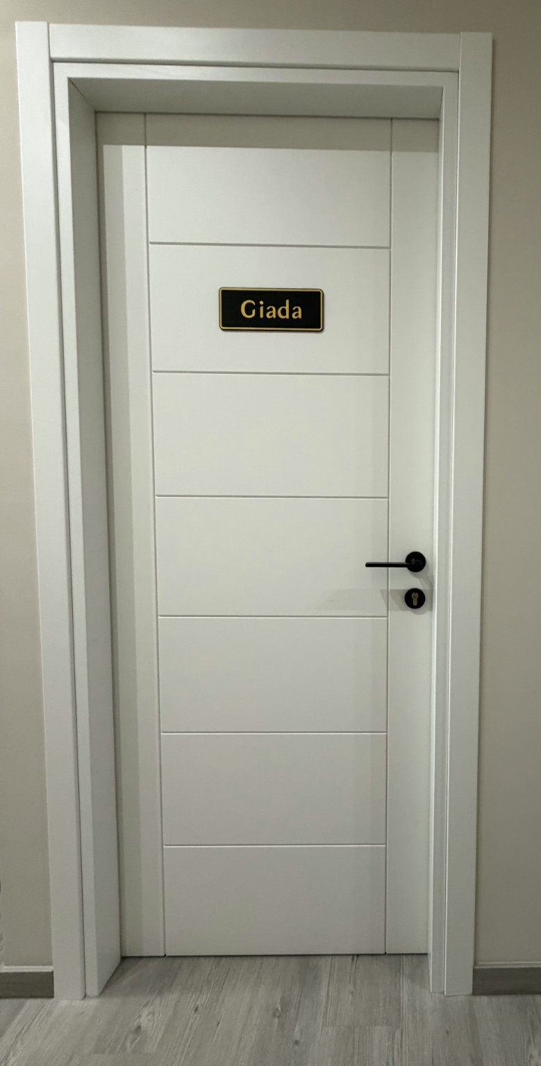 Giada — Porta della camera
