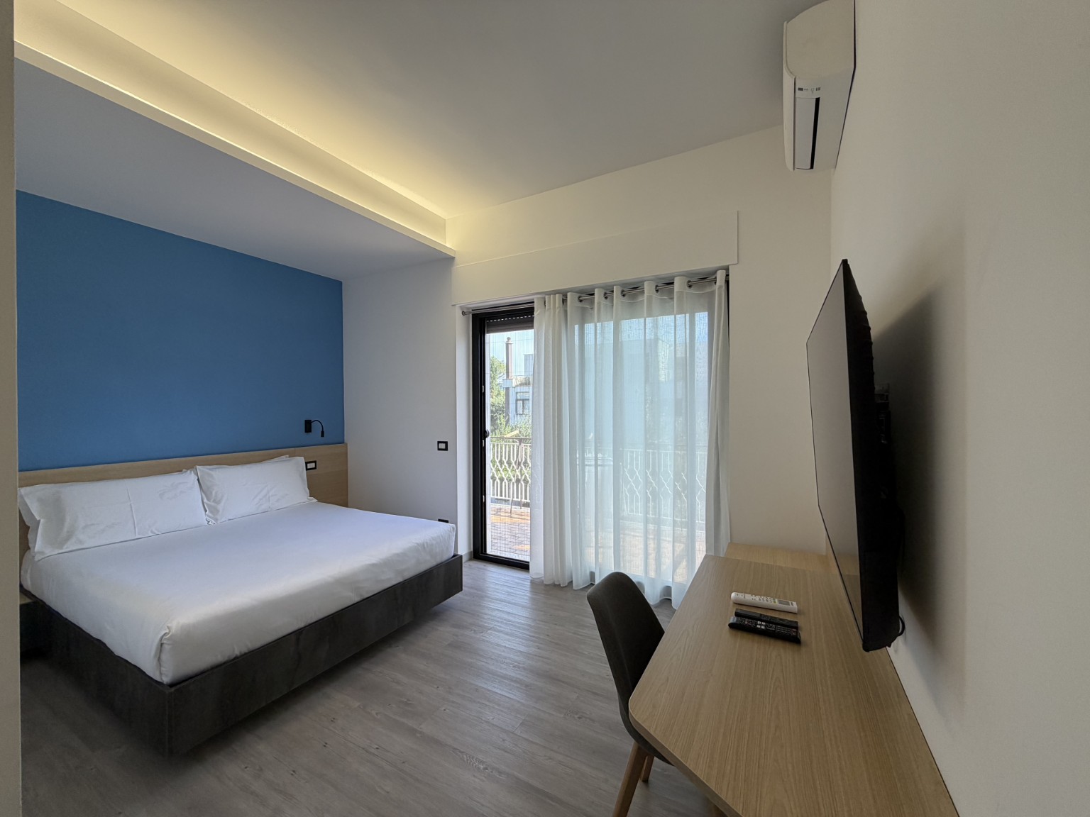 Lapis — Camera: vista sul letto